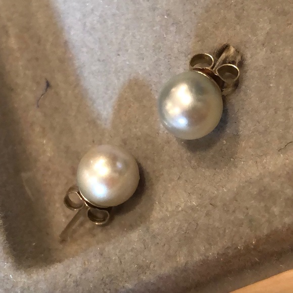 Grey pearl stud earrings w/ sterling posts & back - Picture 3 of 4